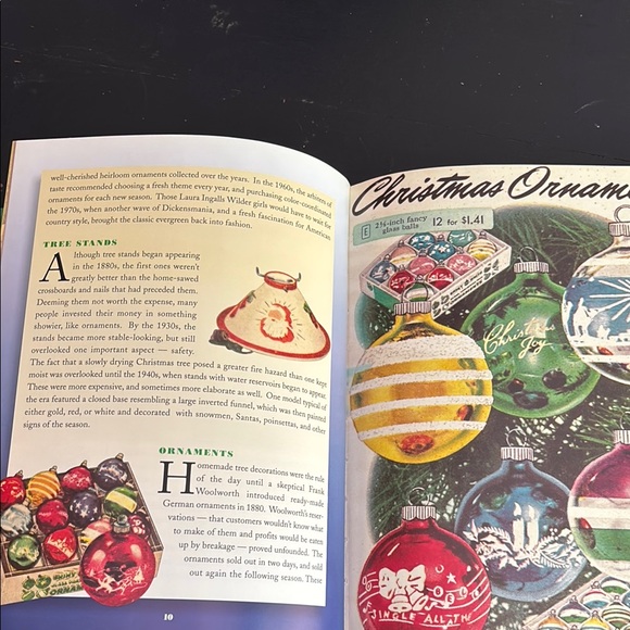 It's a Wonderful Christmas Book - Picture 5 of 7